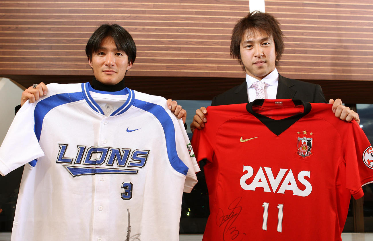 浦和FW田中達也（左）と対談しユニホームを交換した西武中島裕之（2008年1月撮影）