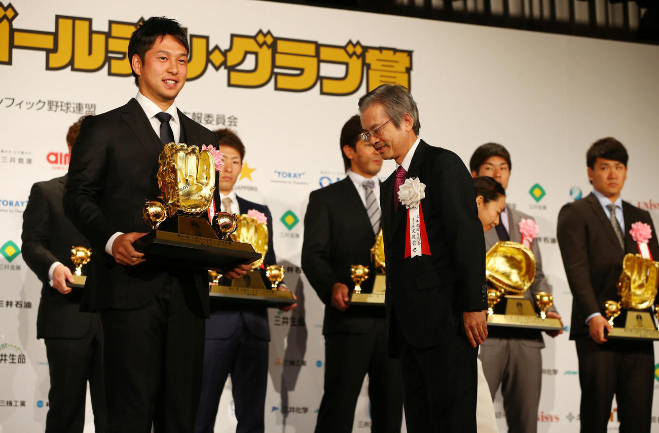 三井ゴールデングラブ賞表彰式でトロフィーを受け取る西武中島（2012年11月撮影）
