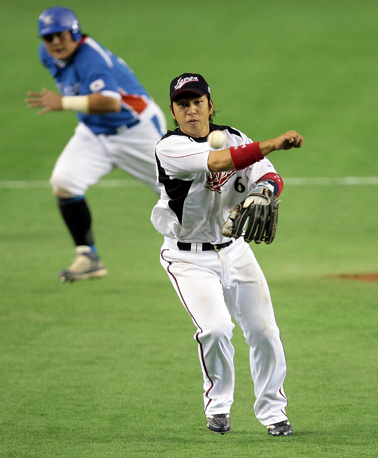 日本対韓国　7回無死二、三塁、李大浩の遊ゴロを裁き本塁に送球する中島裕之（2009年3月撮影）
