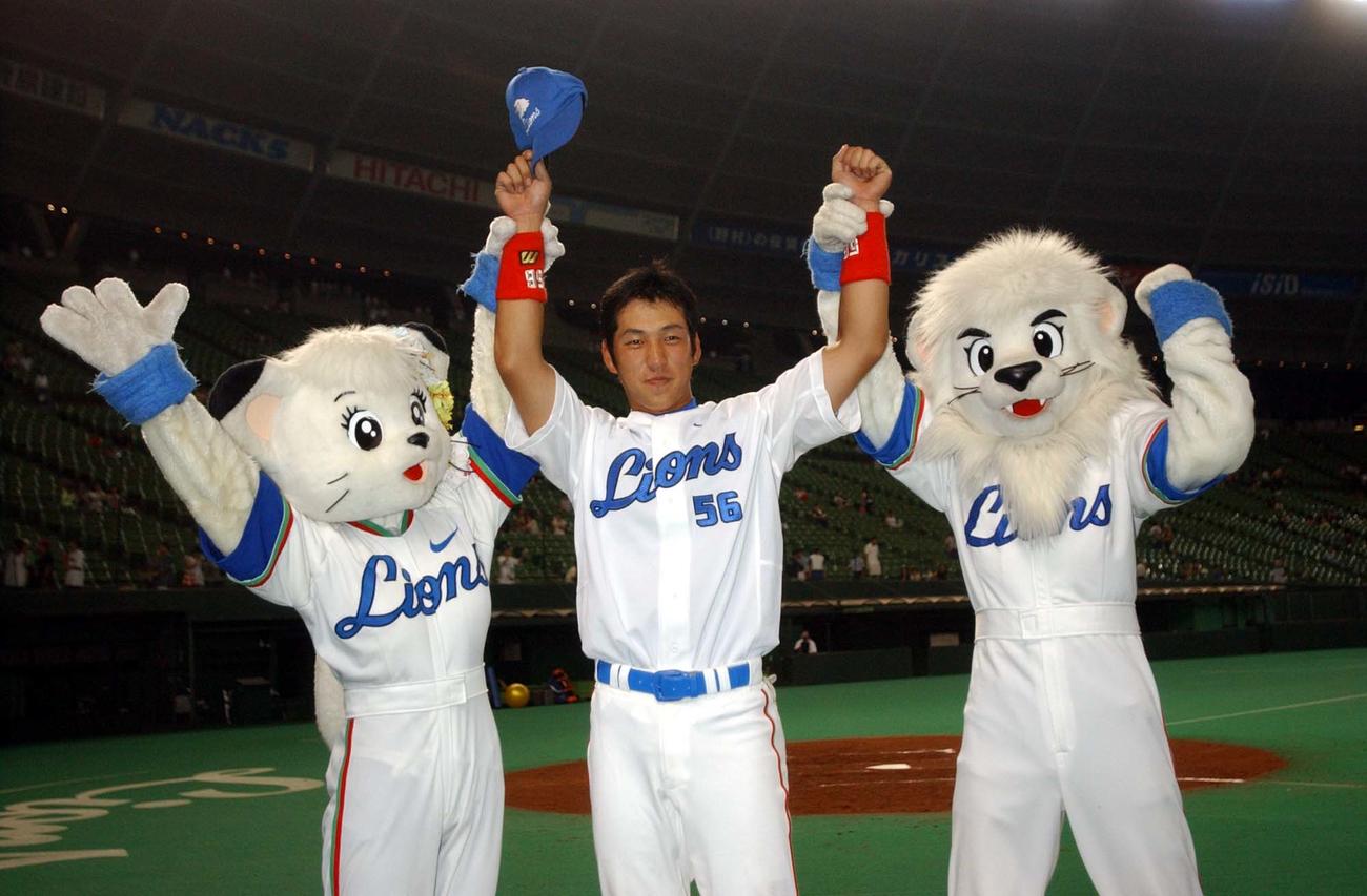 初のお立ち台に笑顔でバンザイする西武中島裕之（2003年8月撮影）