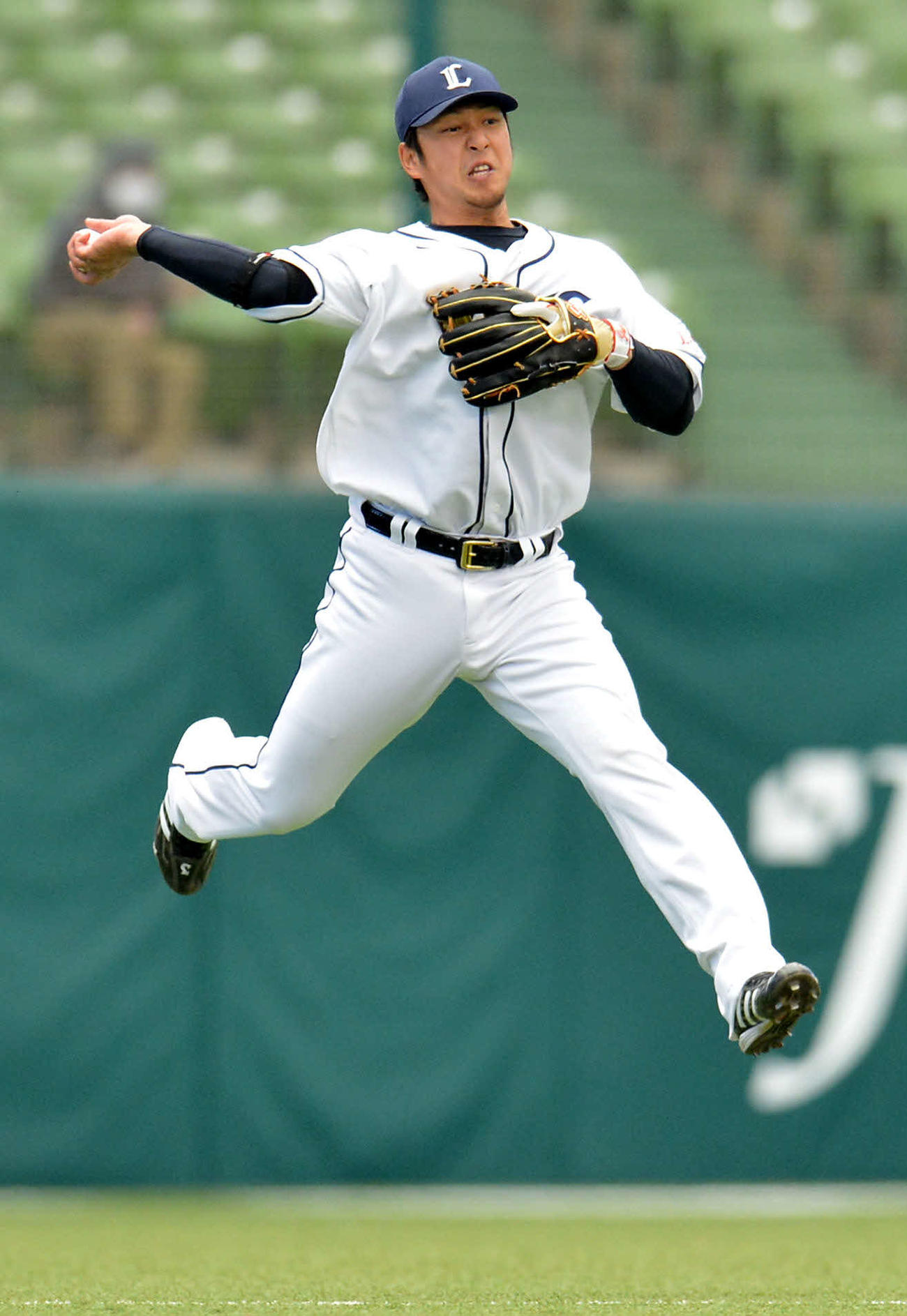 西武対中日　2回表中日2死一、二塁、中島は小田の打球を処理すると二塁へジャンピングスロー（2012年3月撮影）