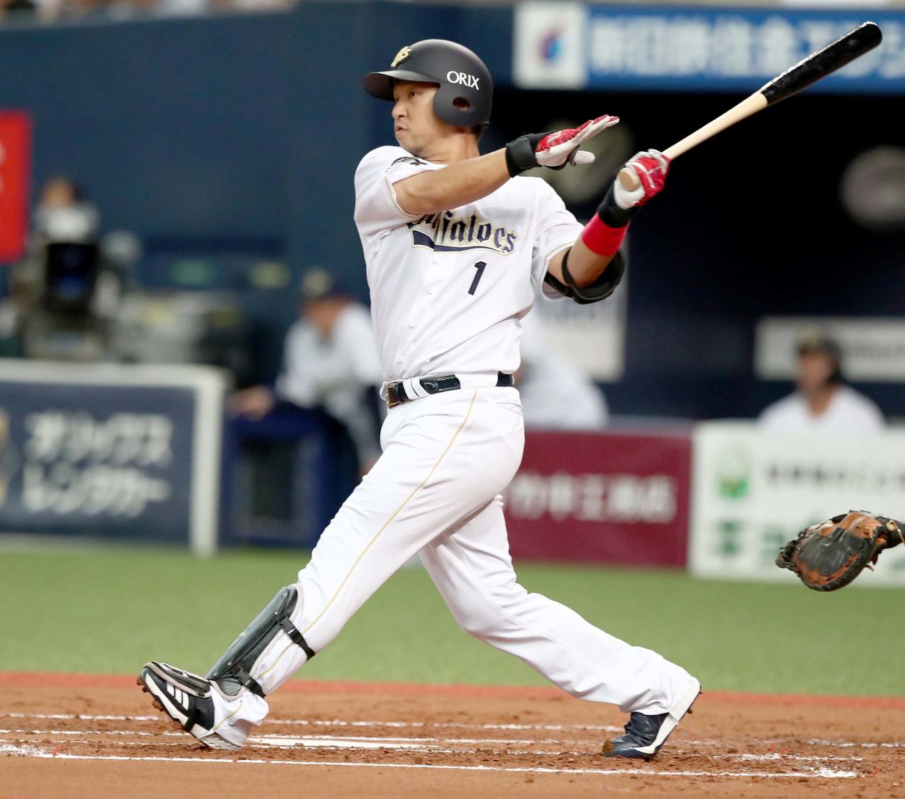 オリックス対日本ハム　1回裏オリックス1死一、二塁、左越え適時二塁打を放つ中島裕之（2018年8月撮影）