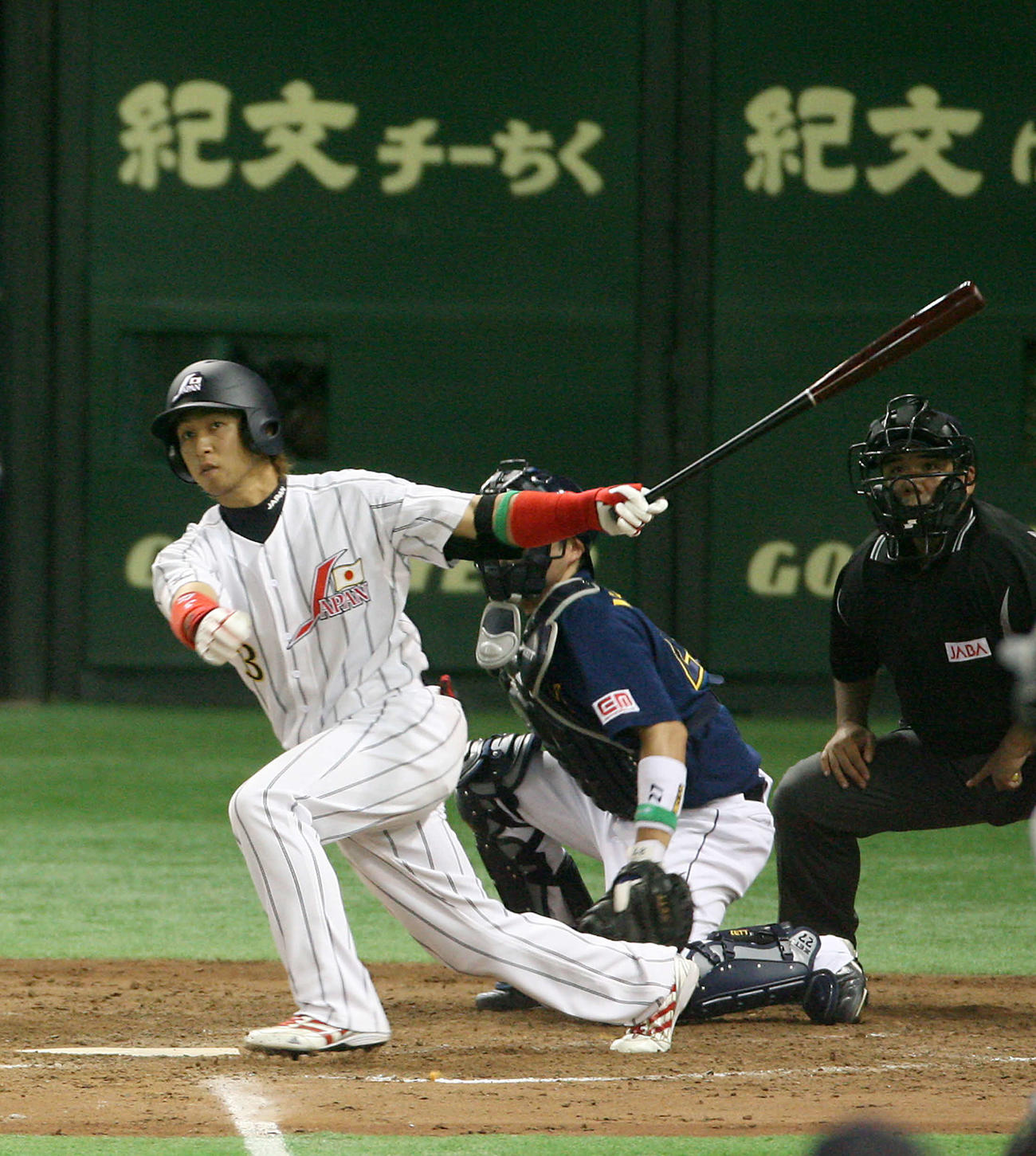 日本代表対パ選抜　5回裏日本代表無死一、三塁、同点の左前適時打を放つ中島裕之（2008年8月撮影）