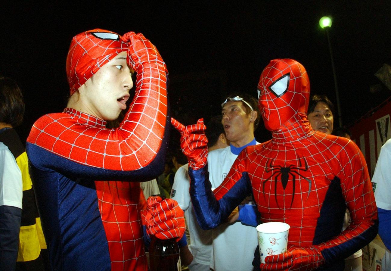 祝勝会でスパイダーマンに扮した西武中島（2004年10月撮影）