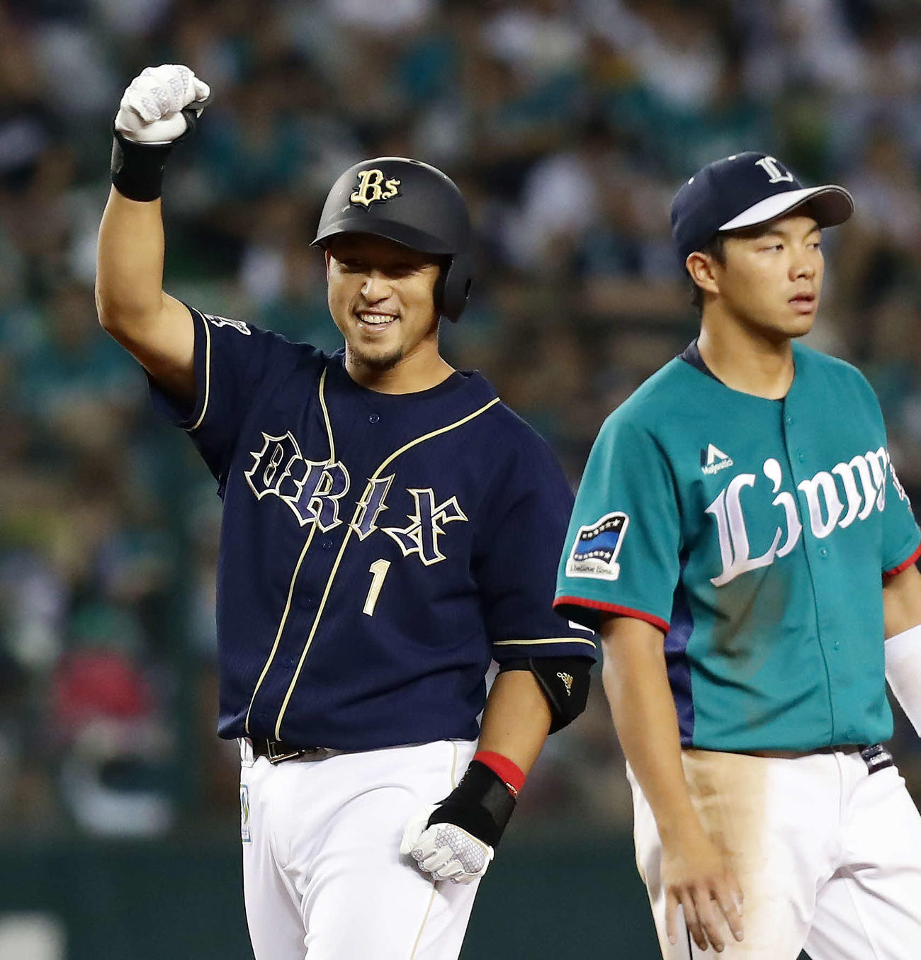 西武対オリックス　6回表オリックス2死満塁、中島は走者一掃の適時二塁打を放ち塁上でガッツポーズをみせる。遊撃手呉念庭（2016年8月撮影）