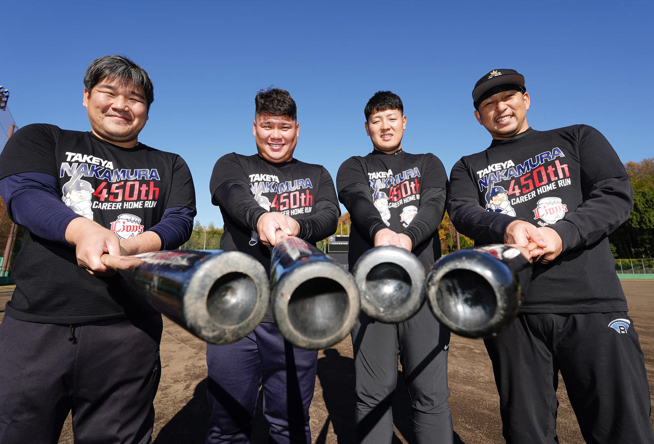 合同自主トレを終え笑顔でポーズをとる、左から西武中村、西武渡部、巨人岡本和、巨人中島（2022年12月撮影）