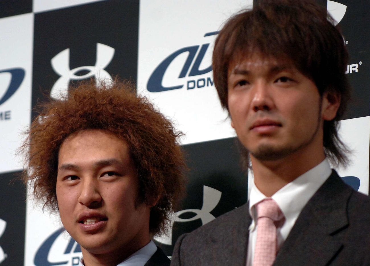 奇抜なヘアスタイルで登場した西武中島裕之。右はソフトバンク新垣渚（2008年1月撮影）