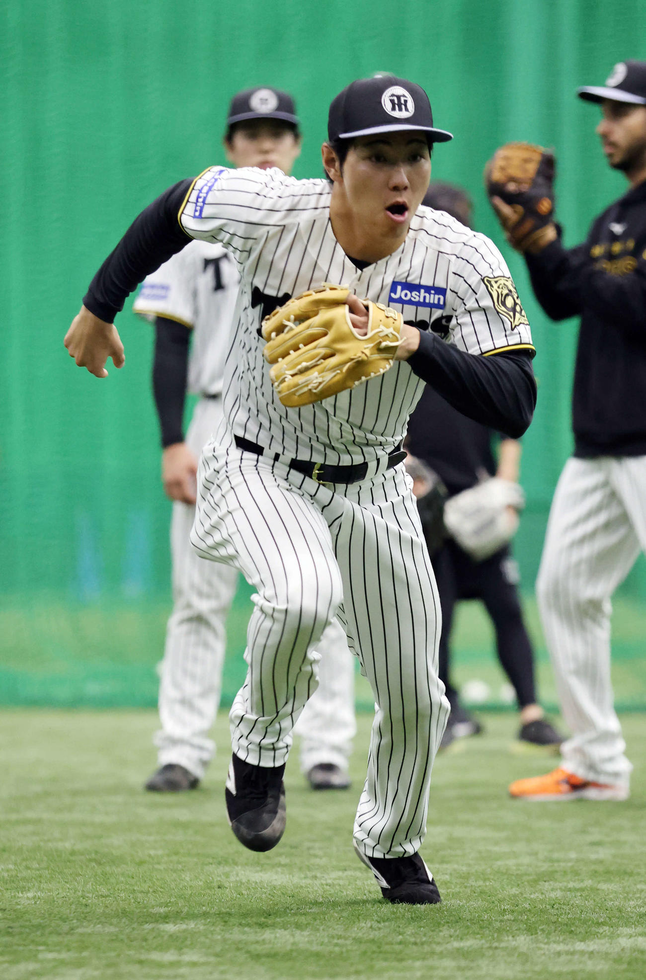 阪神工藤はノックのボールにダッシュする（撮影・西尾就之）