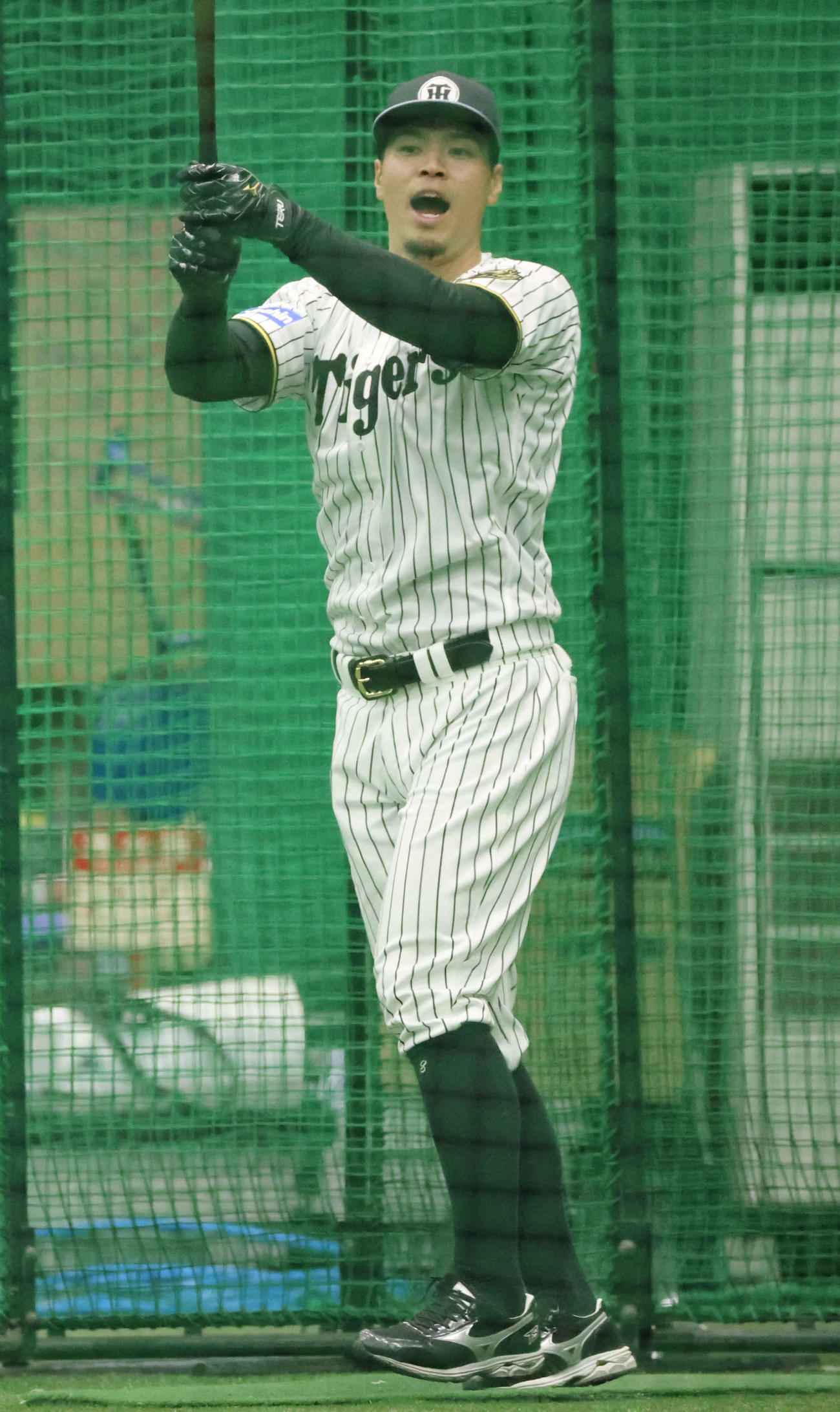 阪神佐藤輝はフリー打撃中に声を出す（撮影・西尾就之）