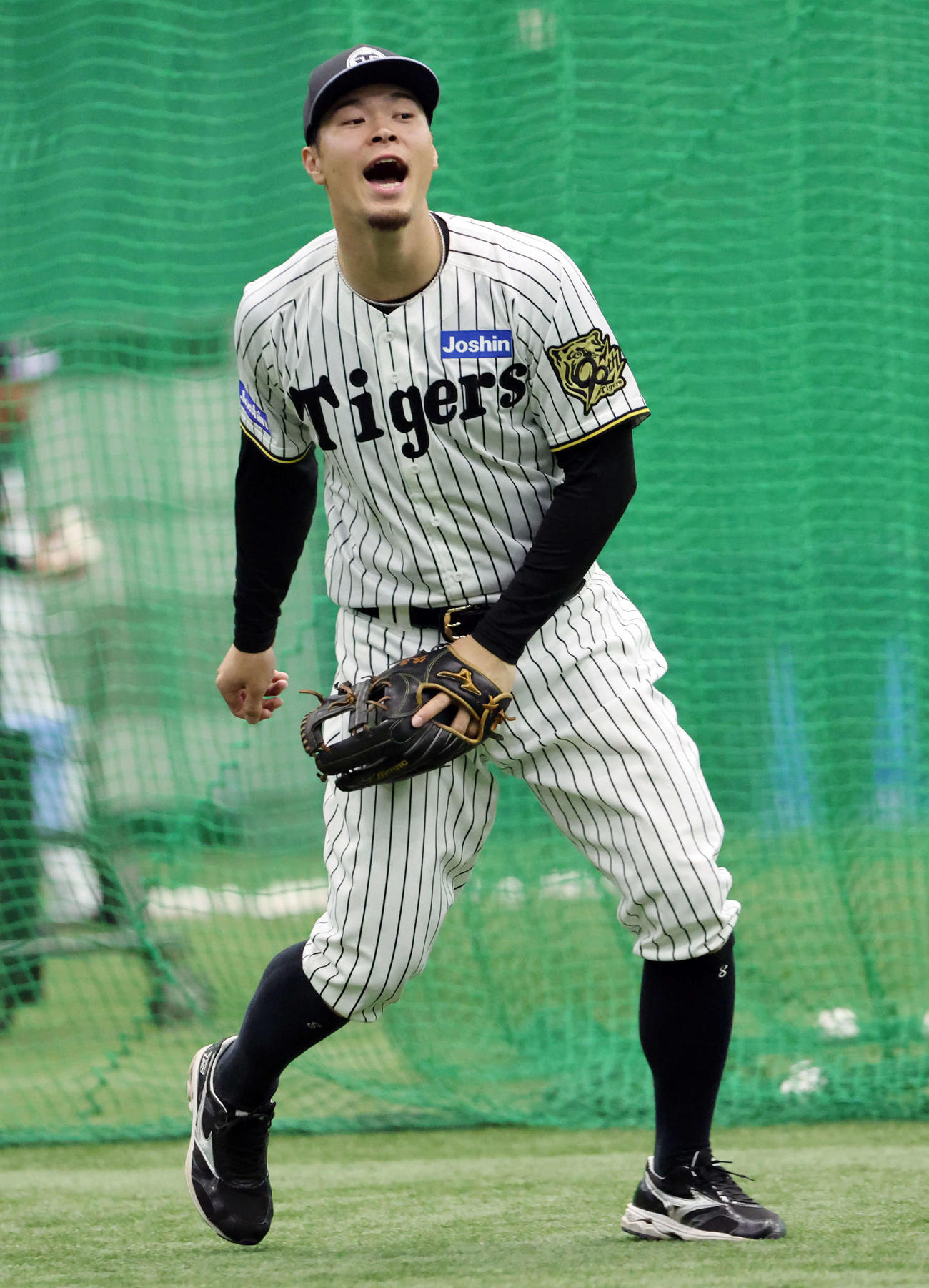 阪神佐藤輝はノックのボールを弾き叫ぶ（撮影・西尾就之）