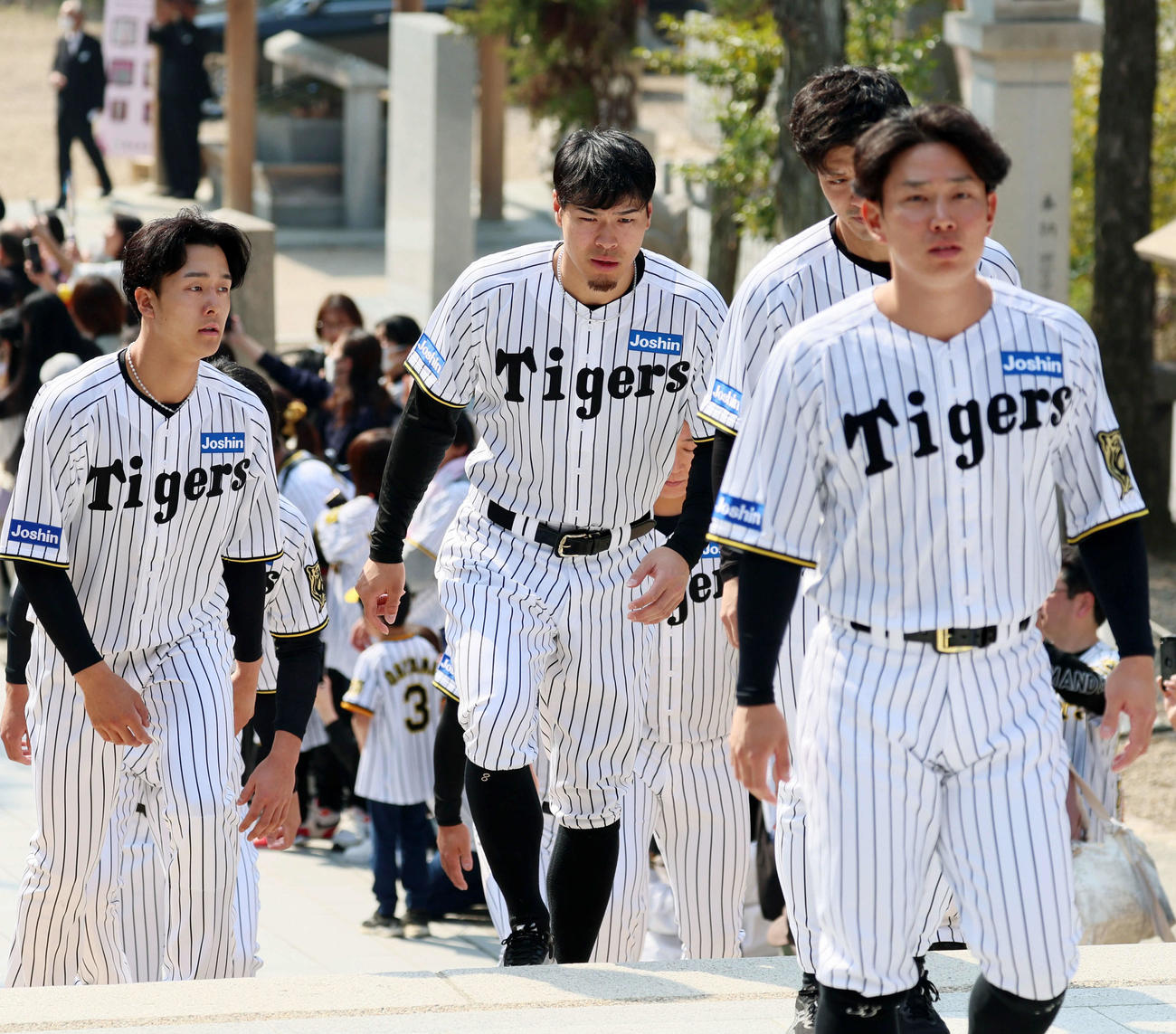 広田神社へ参拝を行った阪神ナイン。左から小幡、佐藤輝、坂本、糸原（撮影・加藤哉）