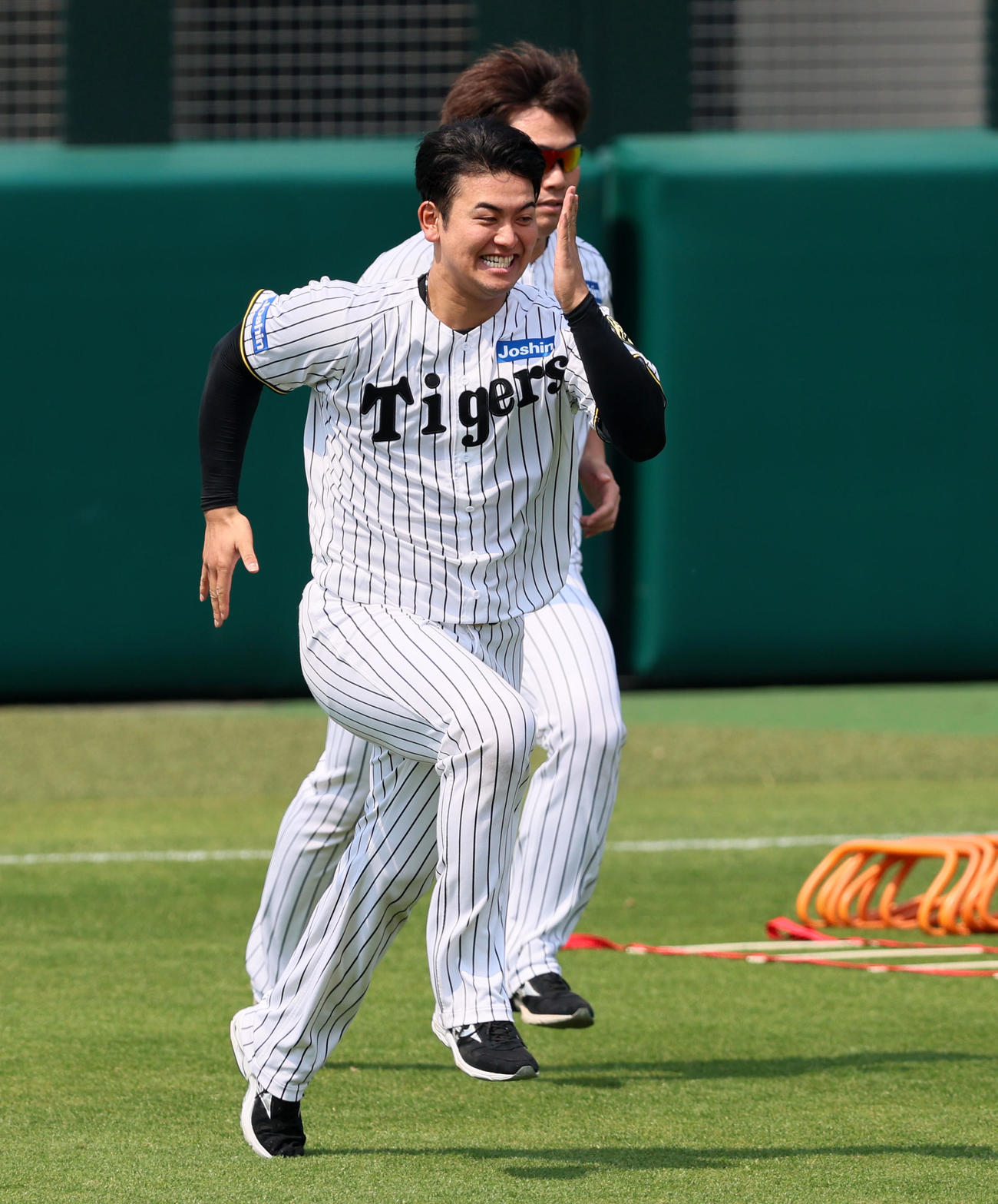 外野でダッシュする岡留（左）と桐敷（撮影・加藤哉）