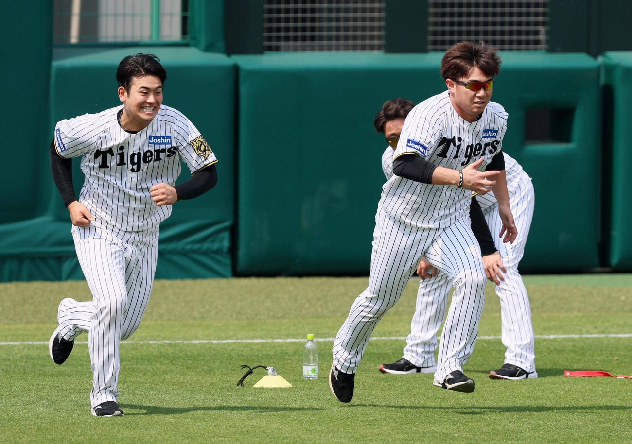 外野でダッシュする岡留（左）と桐敷（撮影・加藤哉）