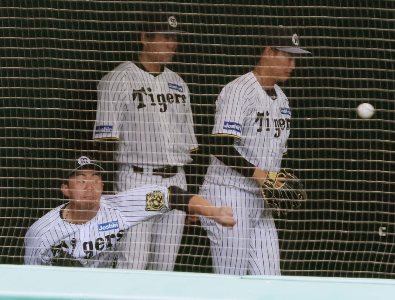 ブルペンに入り投球練習する桐敷（左）。右は及川（撮影・加藤哉）