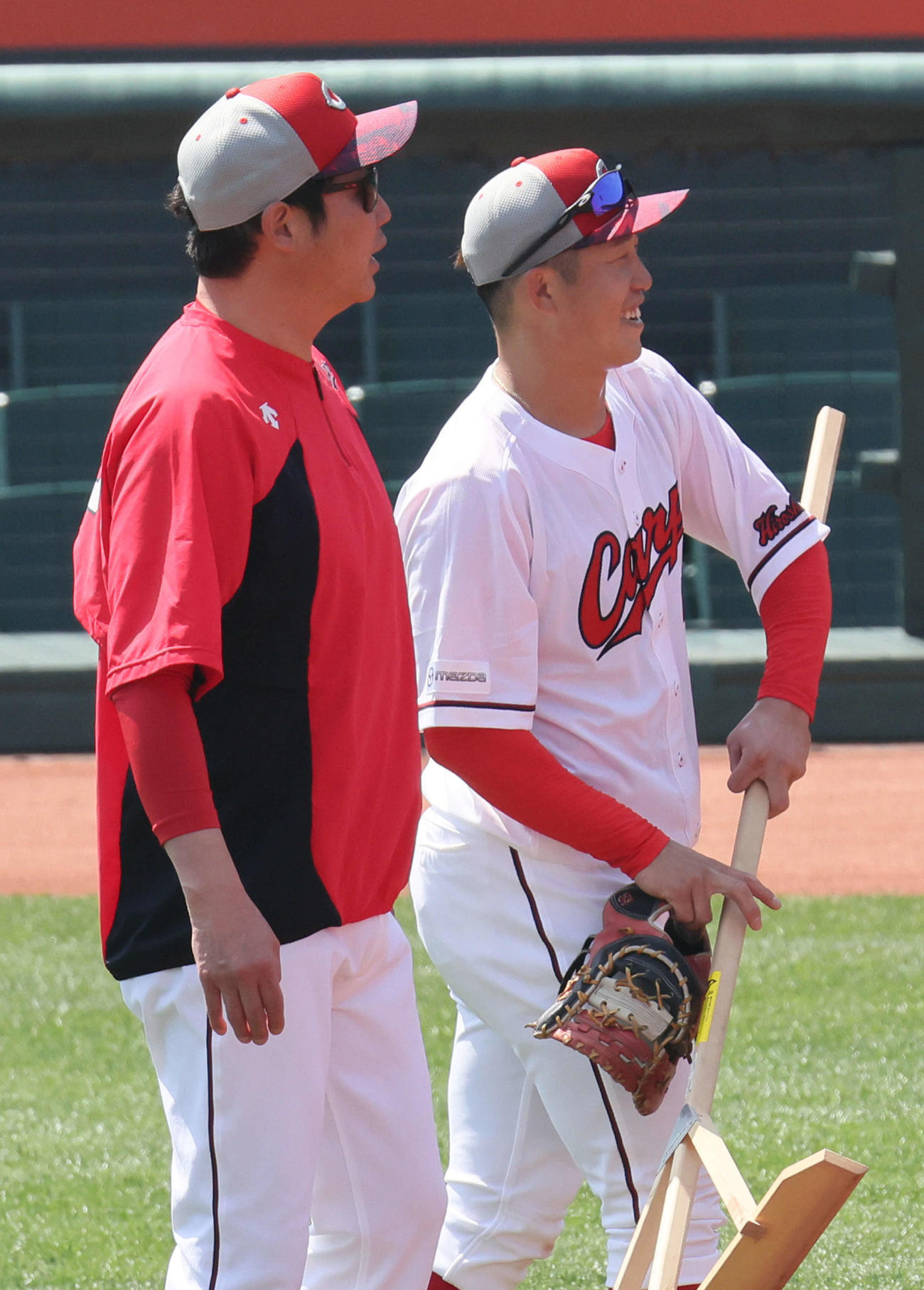 小園と話し合う新井監督（左）（撮影・加藤孝規）