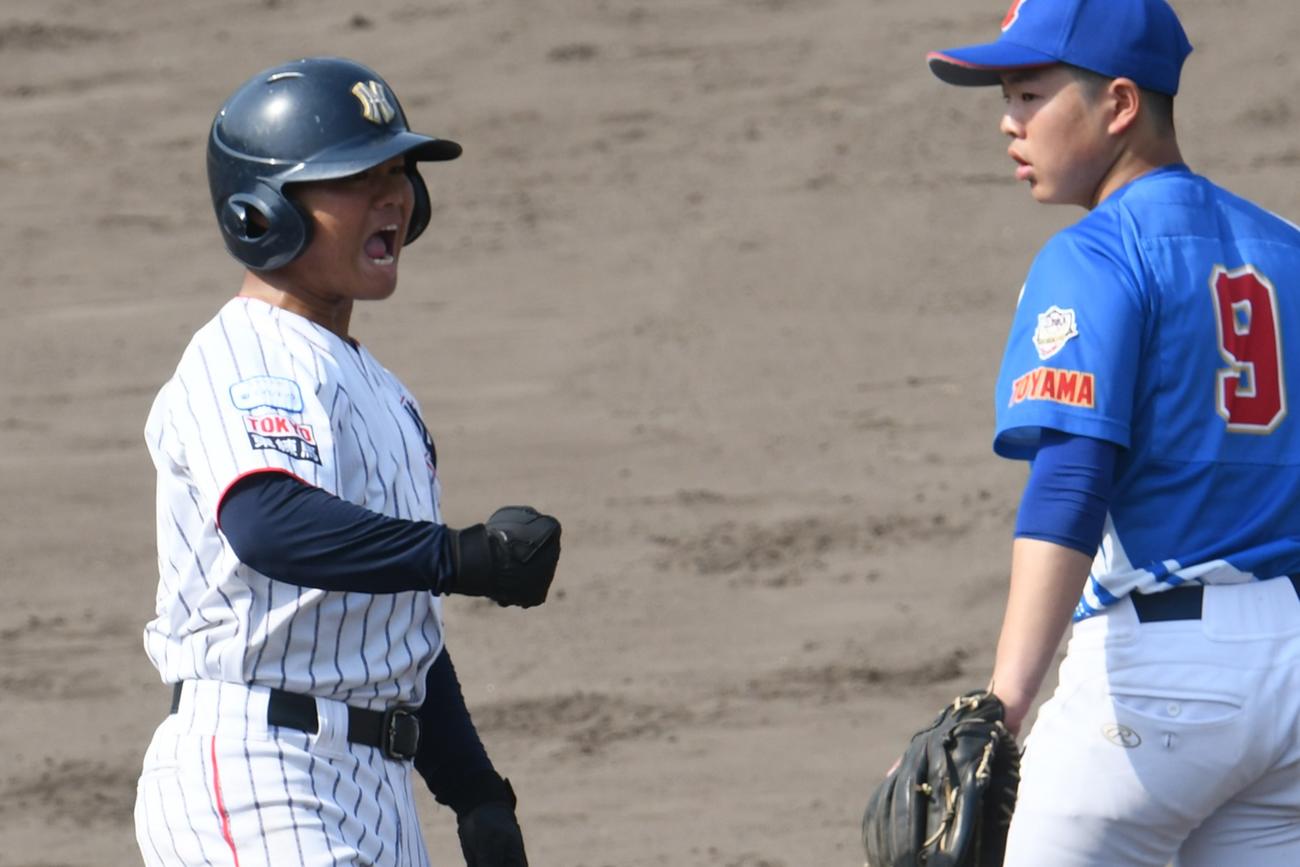 東練馬対高岡1回裏、東練馬の菊池は反撃のタイムリー三塁打を放ち、ベンチにガッツポーズ（撮影・久我悟）