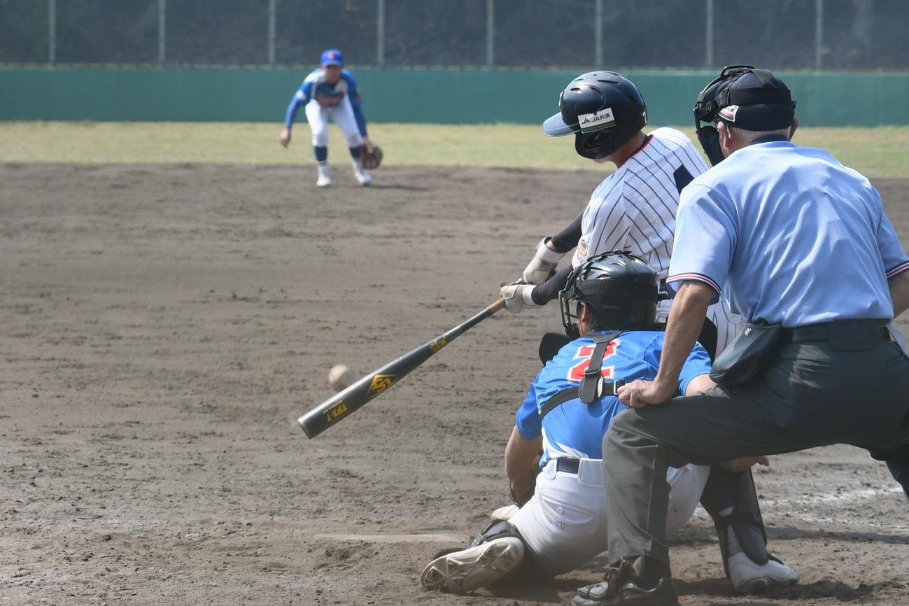 東練馬対高岡　東練馬4回裏2死二塁から木立はコールド勝ちを決める二塁打を放った（撮影・久我悟）
