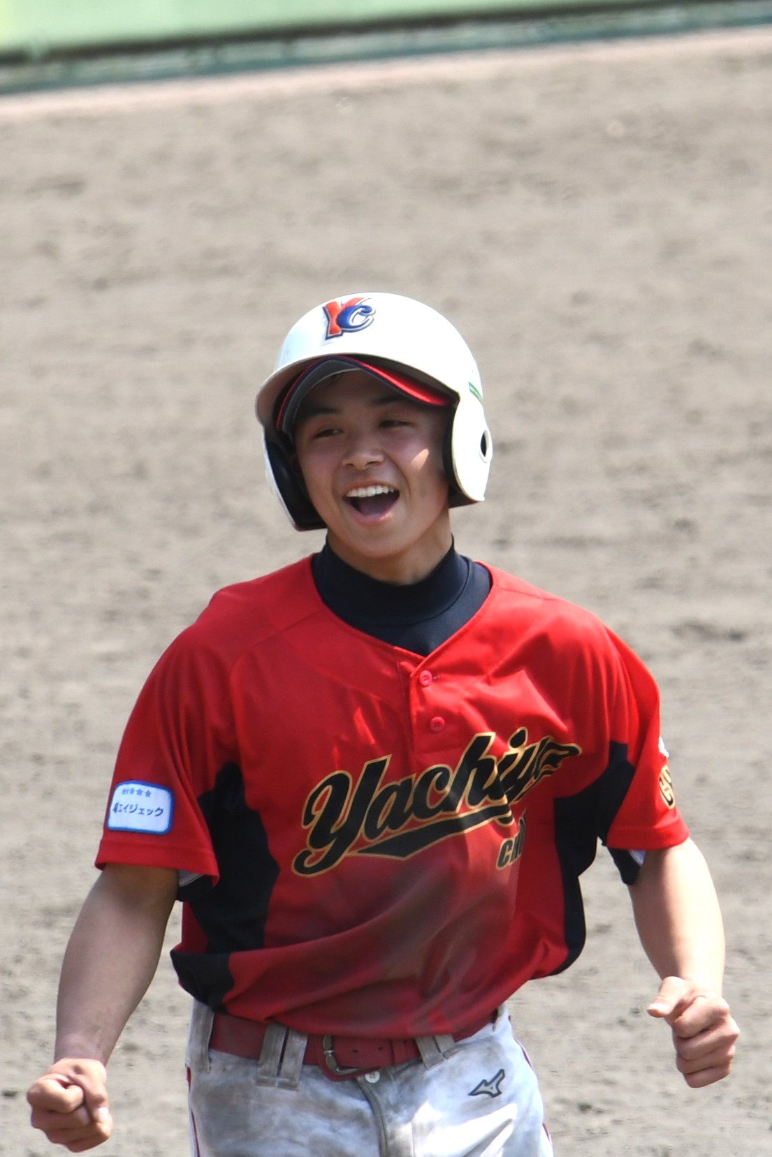 八千代中央対京都　八千代中央4回表、田中の同点犠飛で生還した上原は笑顔でガッツ！（撮影・久我悟）