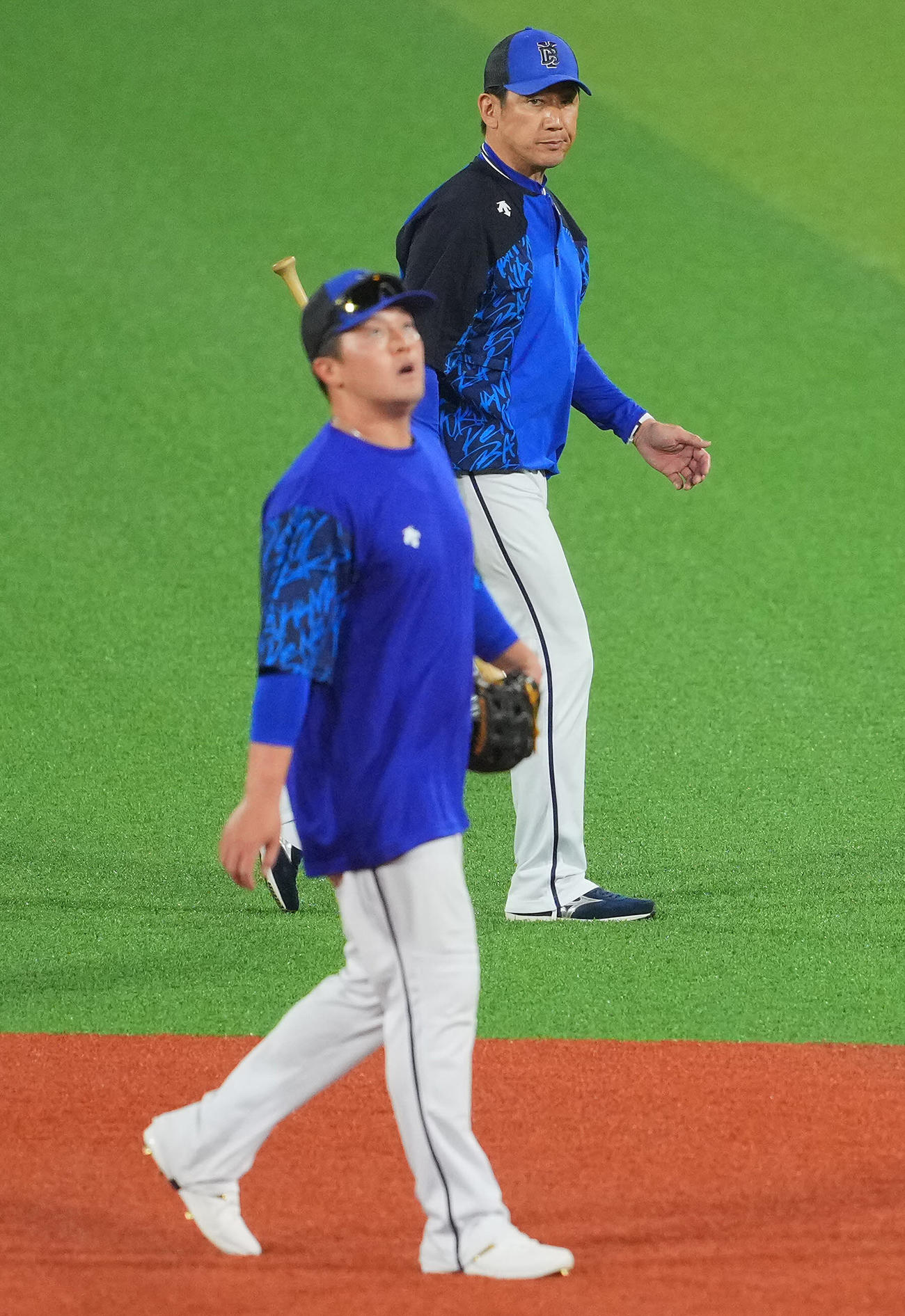 練習を見つめるDeNA三浦監督（後方）。手前は牧（撮影・垰建太）