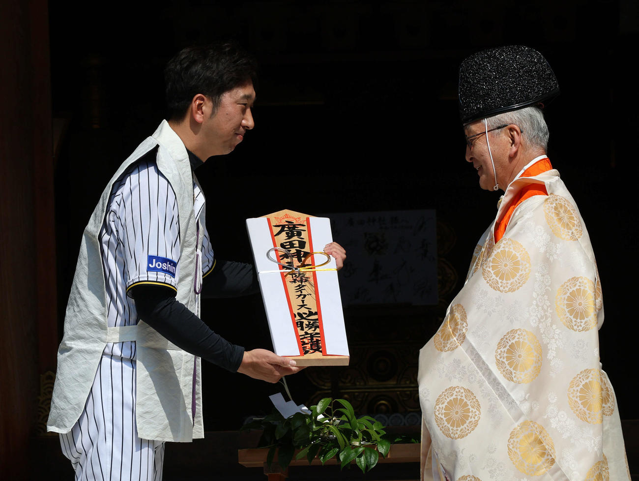 広田神社に必勝祈願した阪神藤川監督（左）は西井璋宮司から必勝守護のお札を受け取る（撮影・西尾就之）