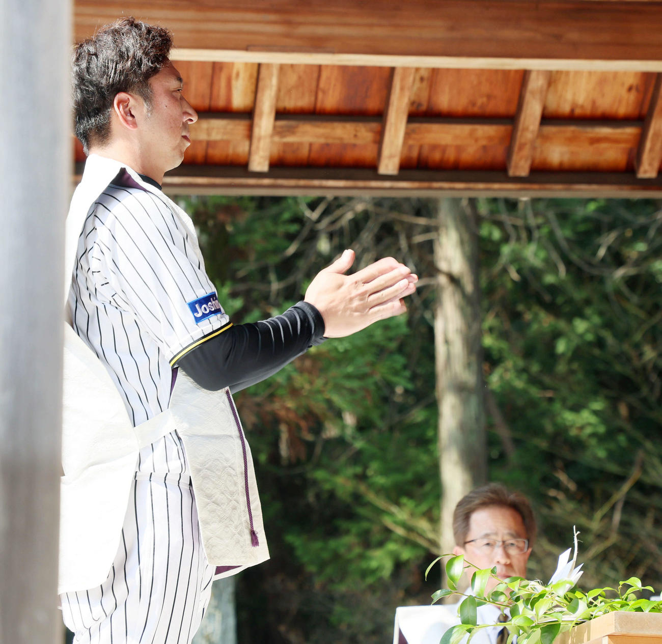 広田神社を参拝し玉串を捧げる藤川監督（撮影・加藤哉）