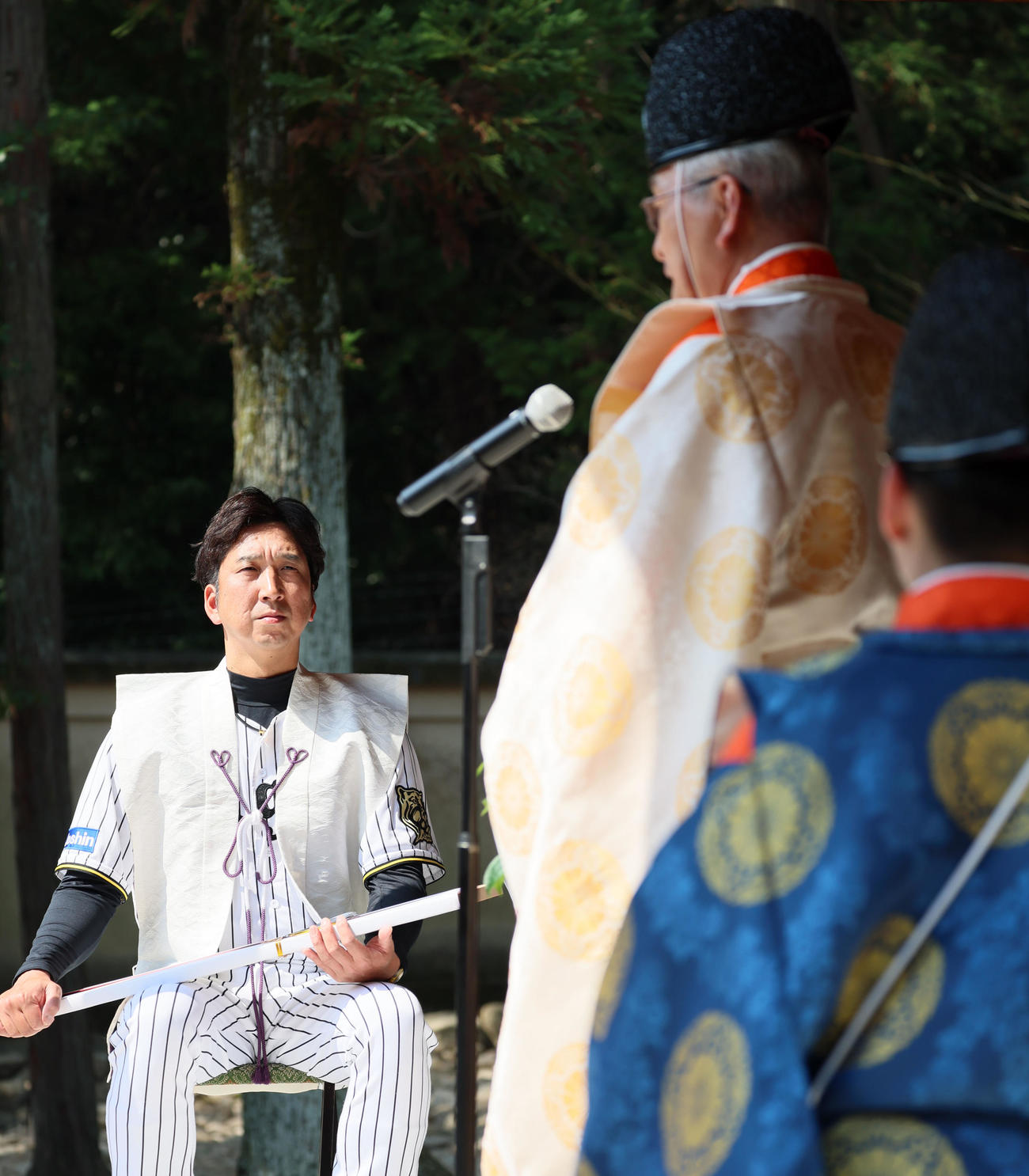 広田神社参拝を行う西井宮司（右）の話しを聞き入る藤川監督（撮影・加藤哉）