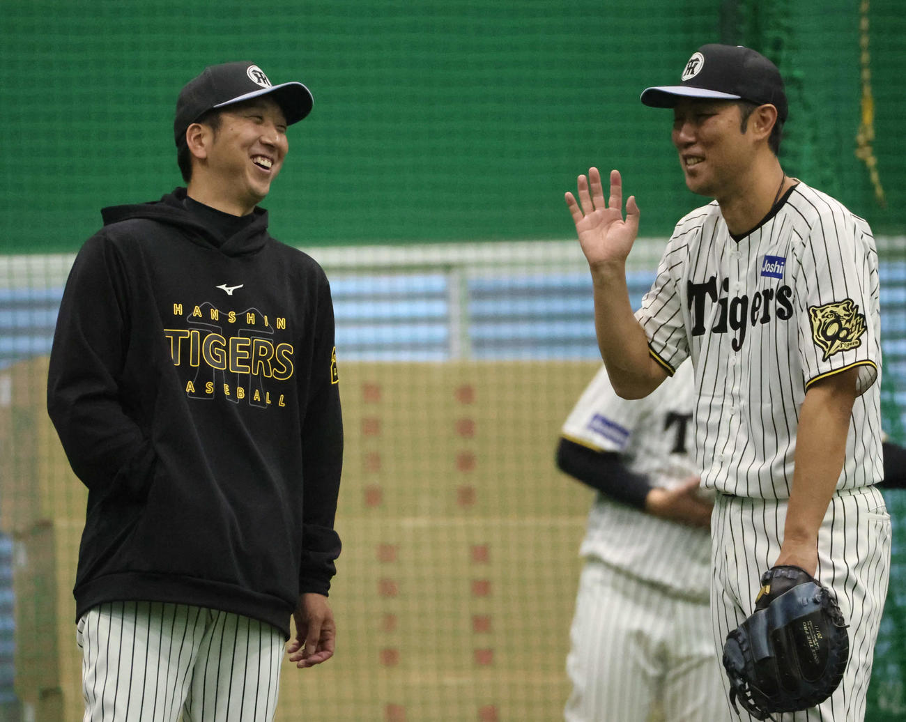 練習中、阪神藤川監督（左）は笑顔で金村コーチと話す（撮影・西尾就之）