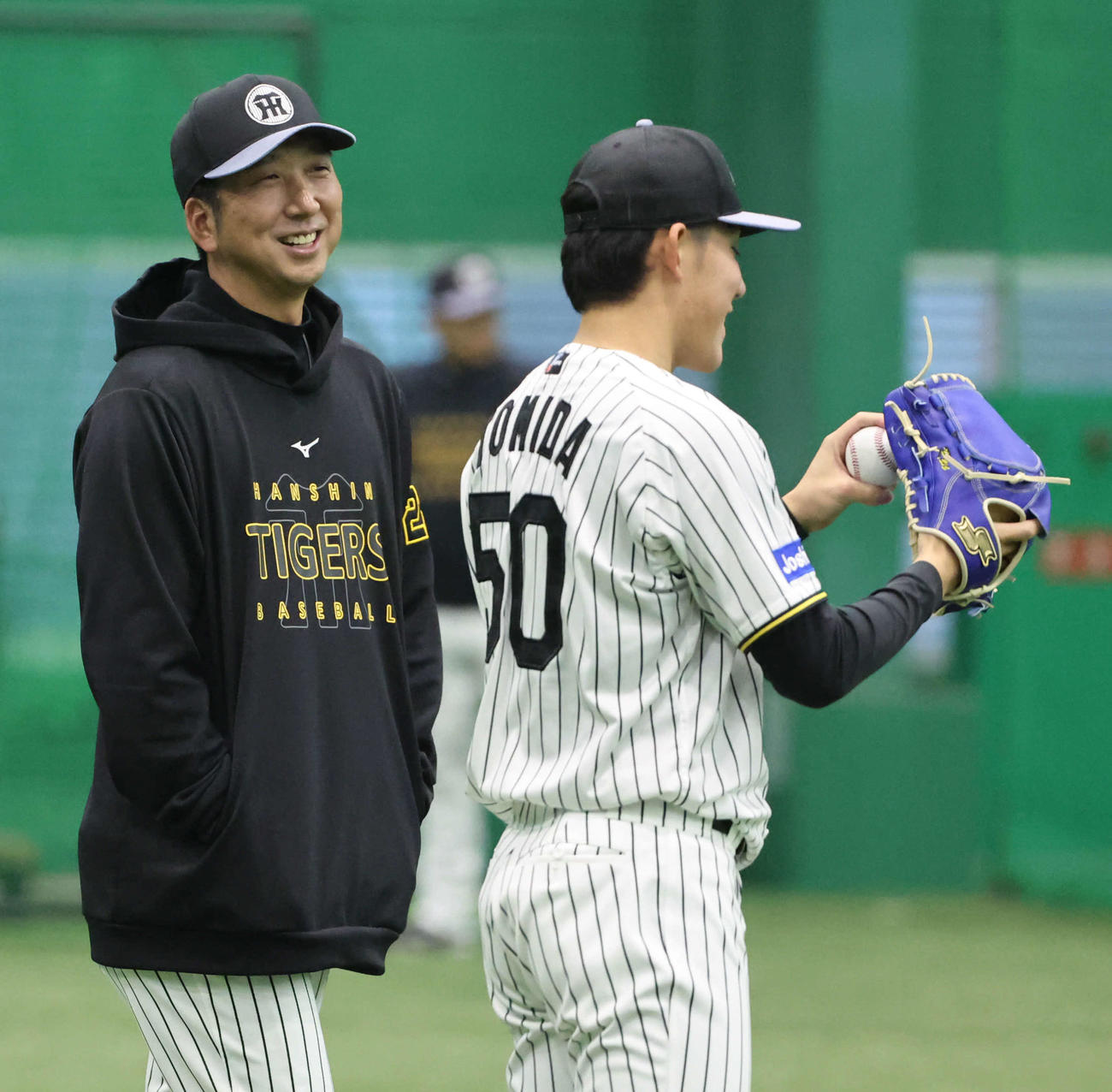 練習中、阪神藤川監督は笑顔で富田に話しかける（撮影・西尾就之）