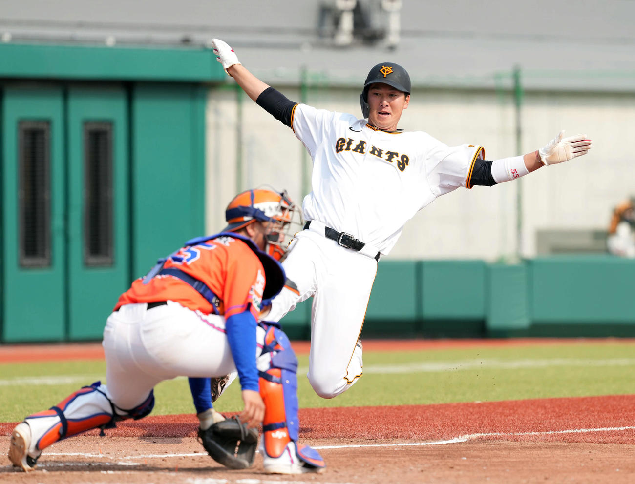 巨人対オイシックス　5回裏巨人2死満塁、浦田の2点適時打で生還する二走秋広（撮影・たえ見朱実）