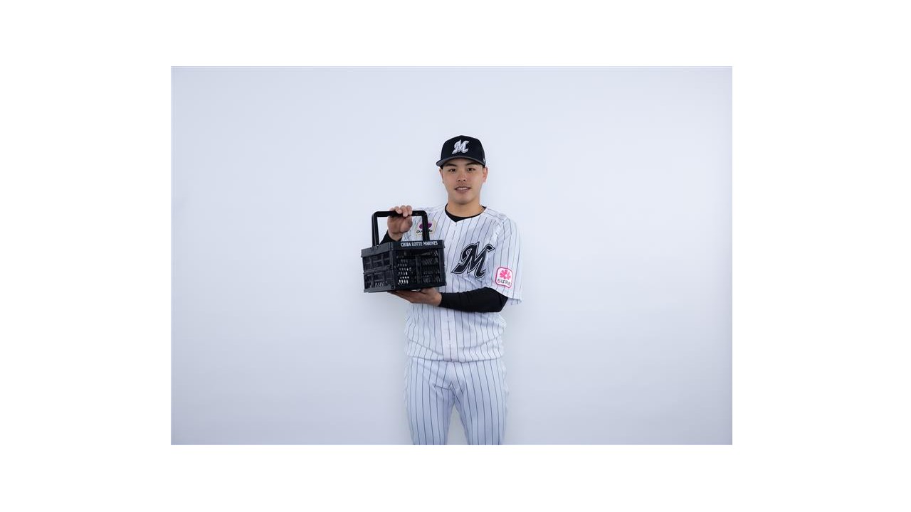 「ミニコンテナ」を手に持つ小川龍成（球団提供）