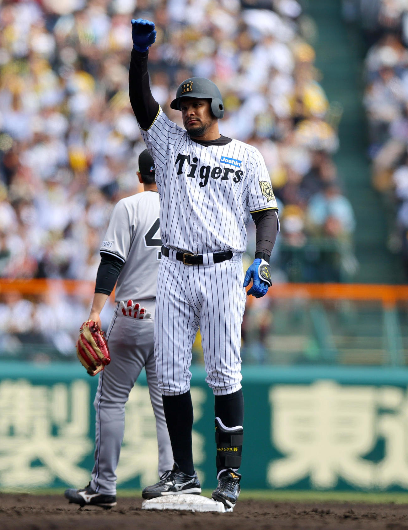 オープン戦・阪神対巨人　3回裏阪神無死、ヘルナンデスは左越え二塁打を放ちベンチへポーズする（2025年3月9日撮影）
