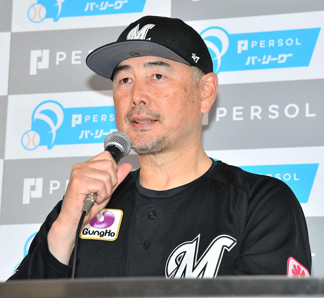 開幕前日記者会見を行うロッテ吉井監督（撮影・岩下翔太）