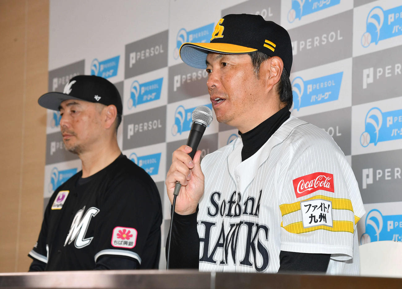 開幕前日記者会見を行うソフトバンク小久保監督（右）とロッテ吉井監督（撮影・岩下翔太）