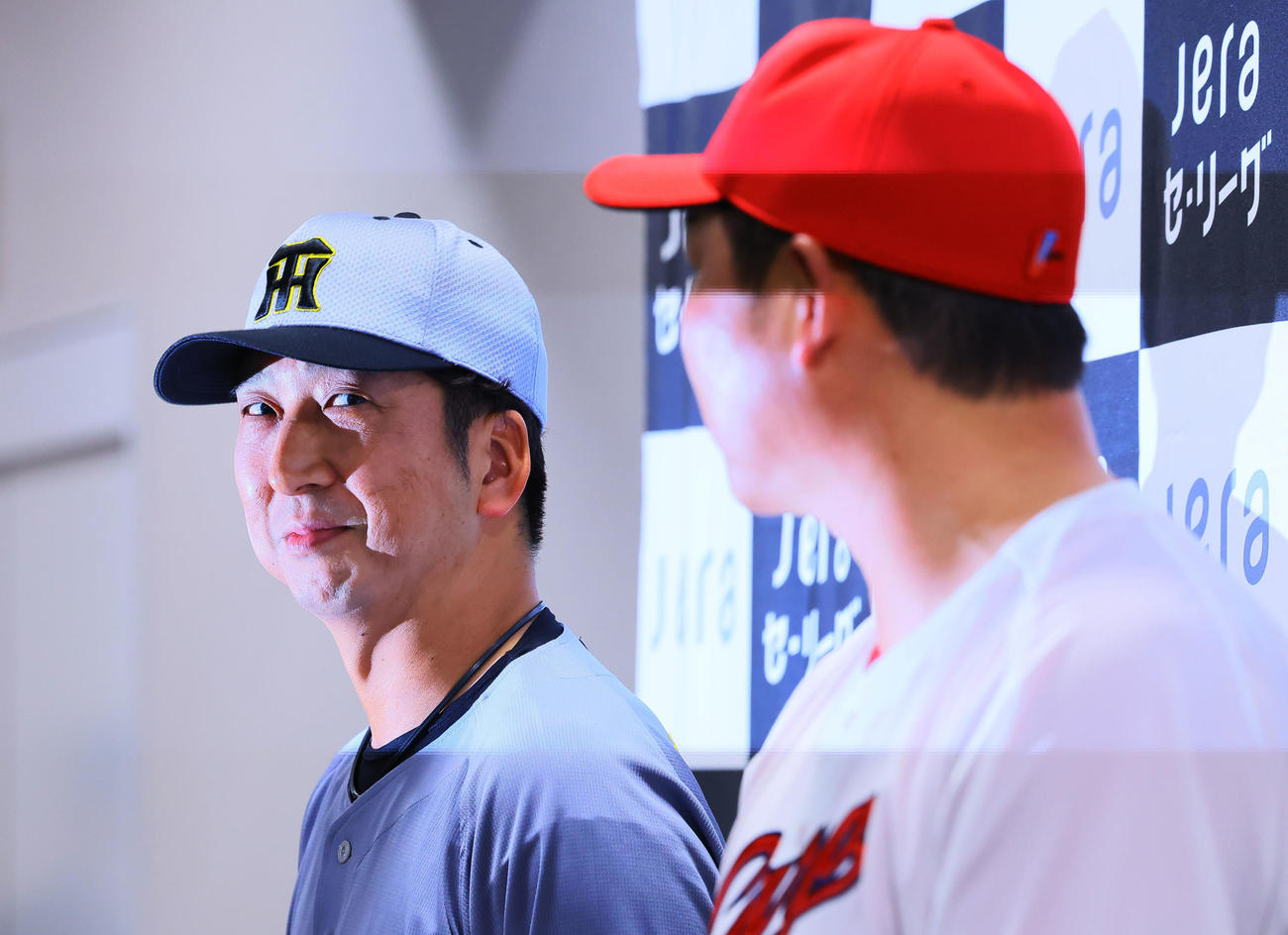 開幕戦を前に会見を行い広島新井監督（右）と顔を合わせる阪神藤川監督（撮影・藤尾明華）