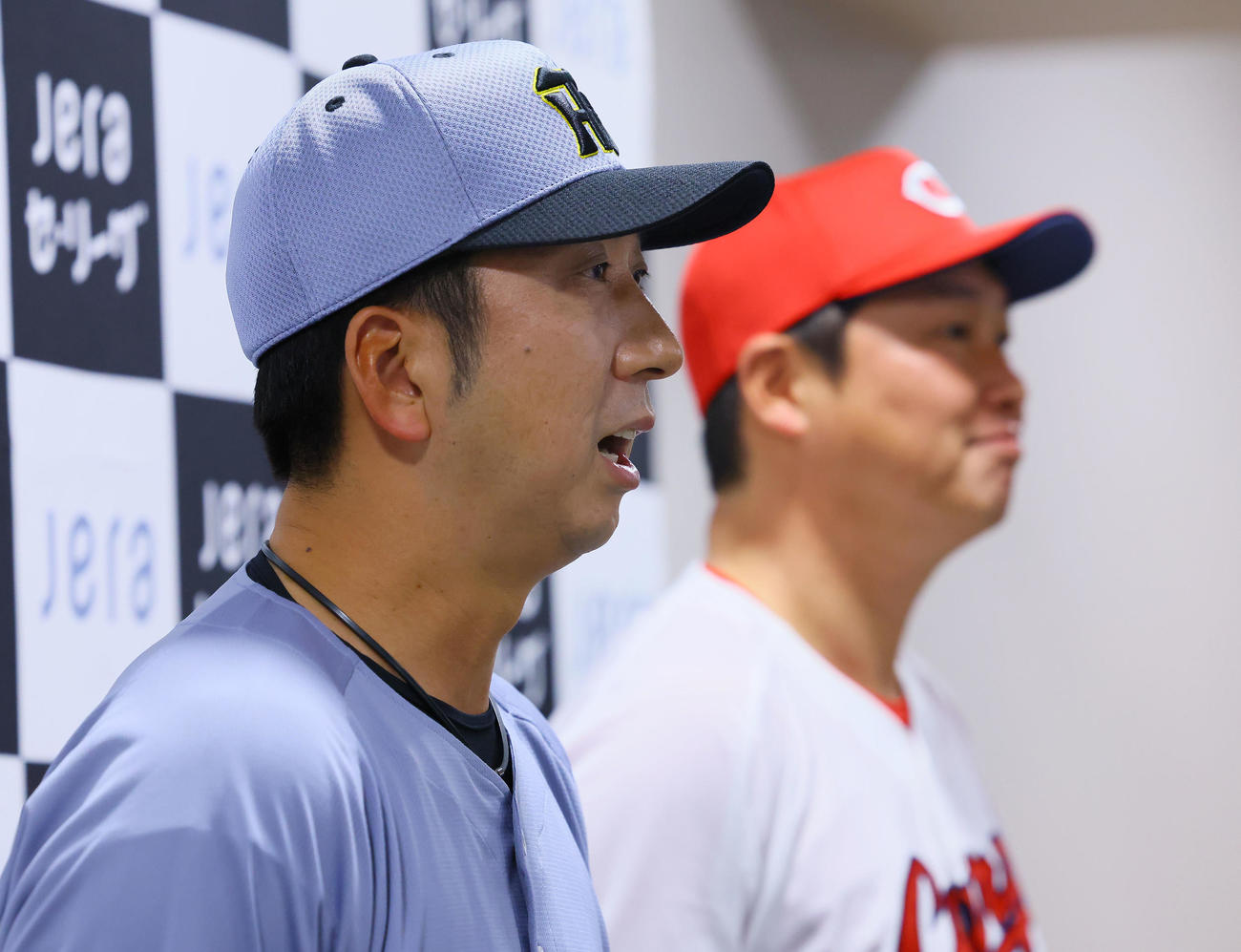開幕戦を前に会見を行う阪神藤川監督（左）と広島新井監督（撮影・藤尾明華）