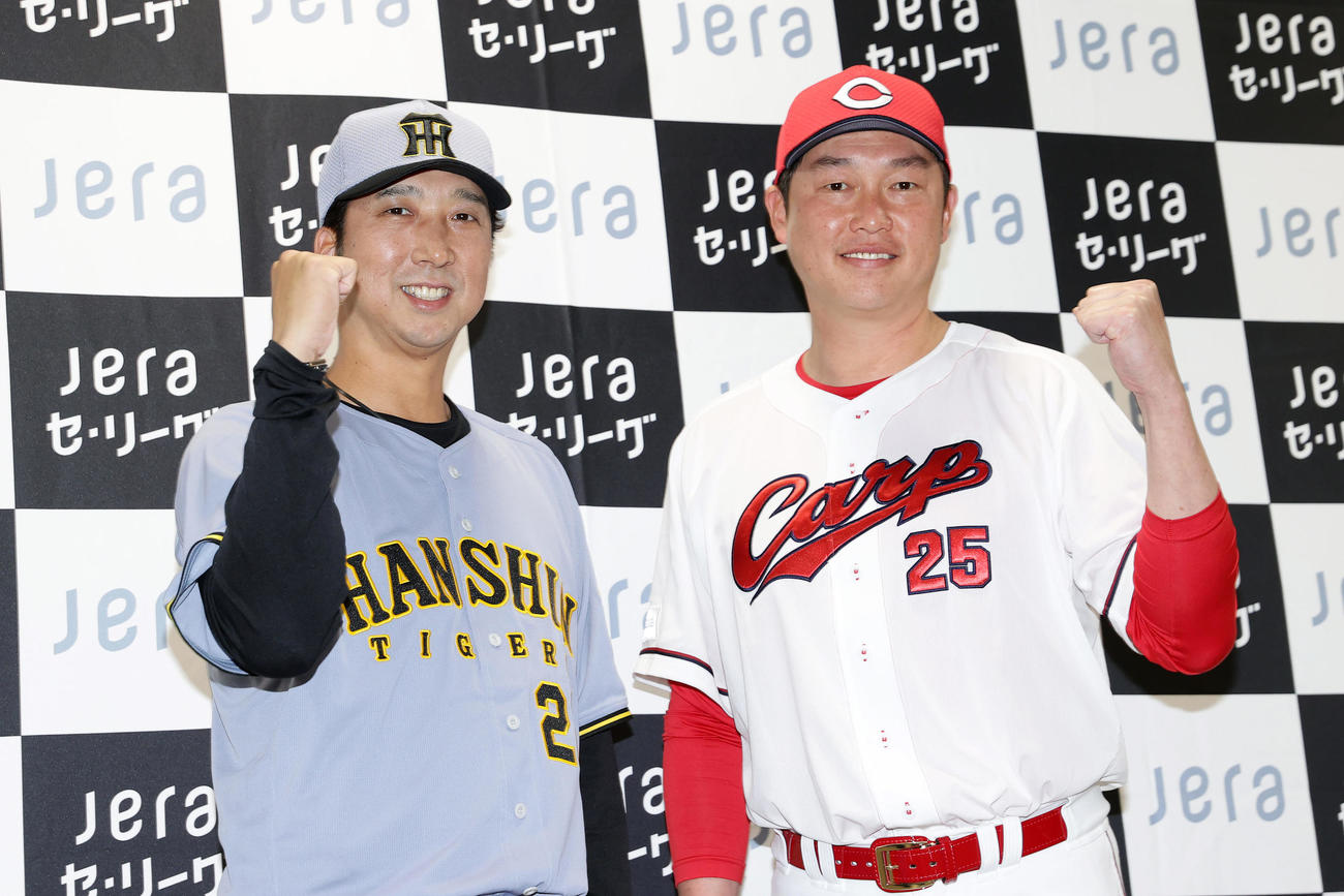 セ・リーグ公式戦2025開幕前日記者会見で、笑顔でガッツポーズする阪神藤川監督（左）と広島新井監督（撮影・前田充）