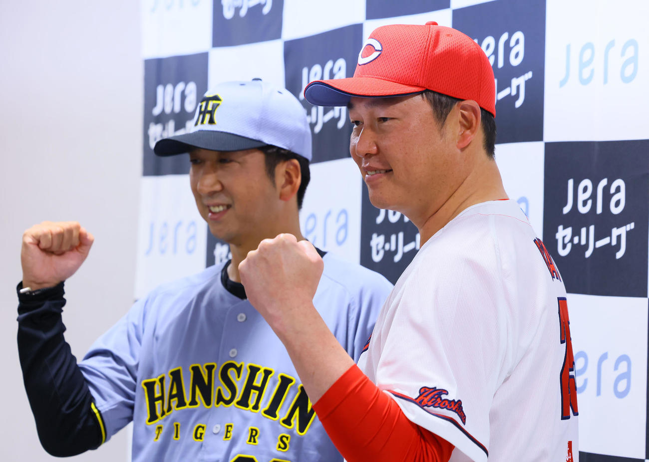 開幕戦を前に会見を行い、ポーズをとる広島新井監督（右）と阪神藤川監督（撮影・藤尾明華）