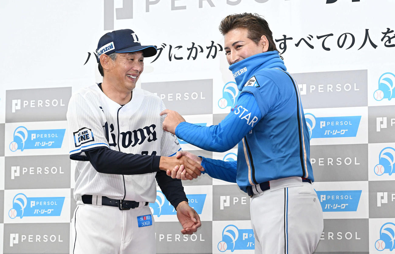 開幕戦を翌日に控え握手を交わす西武西口監督（左）と日本ハム新庄監督（撮影・滝沢徹郎）