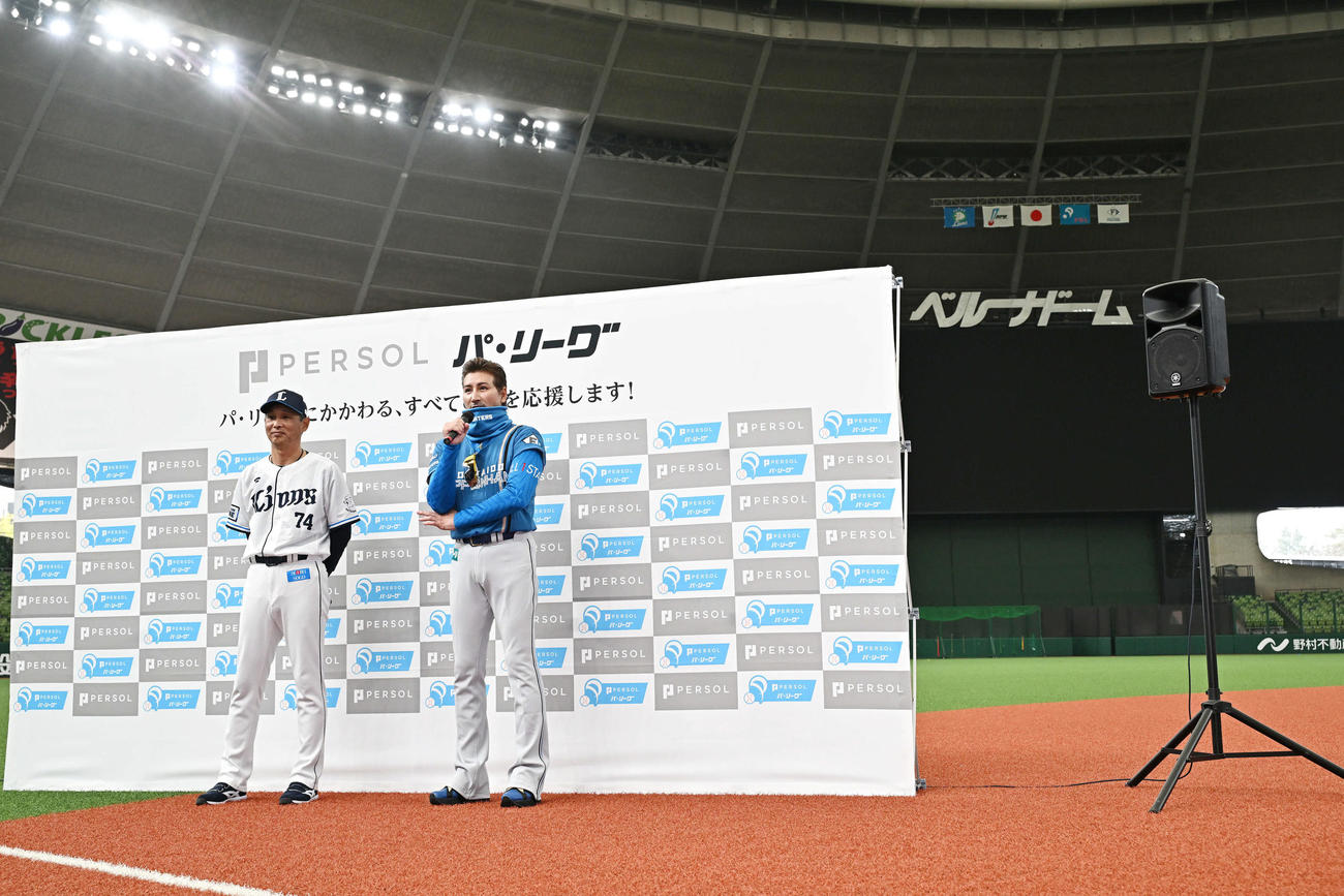 開幕戦を翌日に控え会見する日本ハム新庄監督（右）と西武西口監督（撮影・滝沢徹郎）
