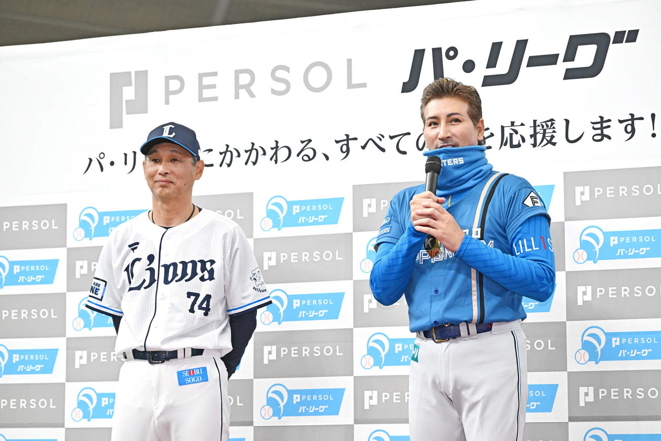 開幕戦を翌日に控え会見する日本ハム新庄監督（右）と西武西口監督（撮影・滝沢徹郎）