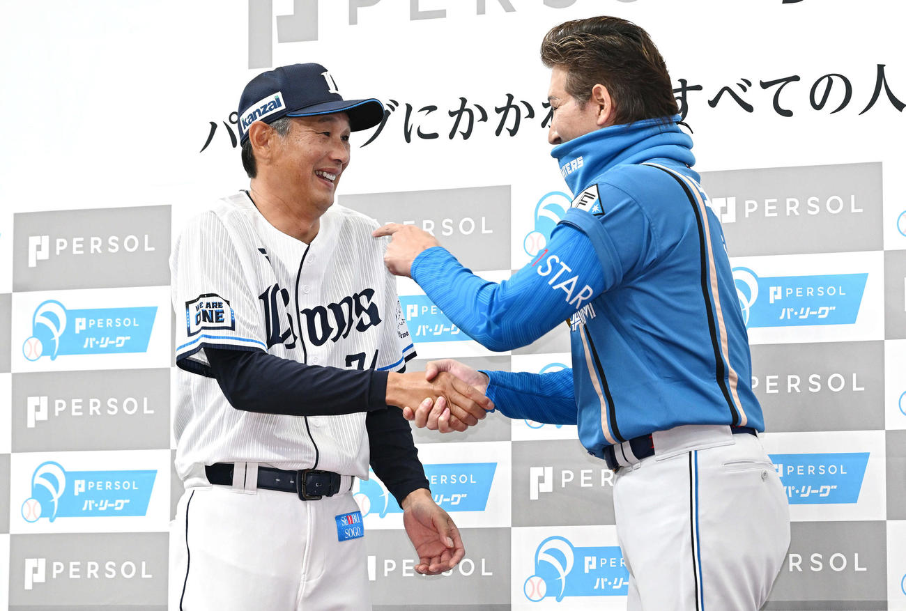 開幕戦を翌日に控え握手を交わす西武西口監督（左）と日本ハム新庄監督（撮影・滝沢徹郎）