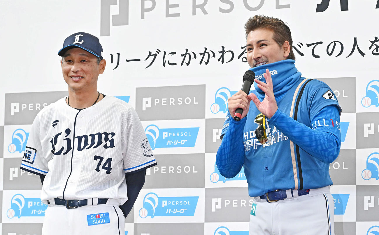開幕戦を翌日に控え会見する日本ハム新庄監督（右）と西武西口監督（撮影・滝沢徹郎）