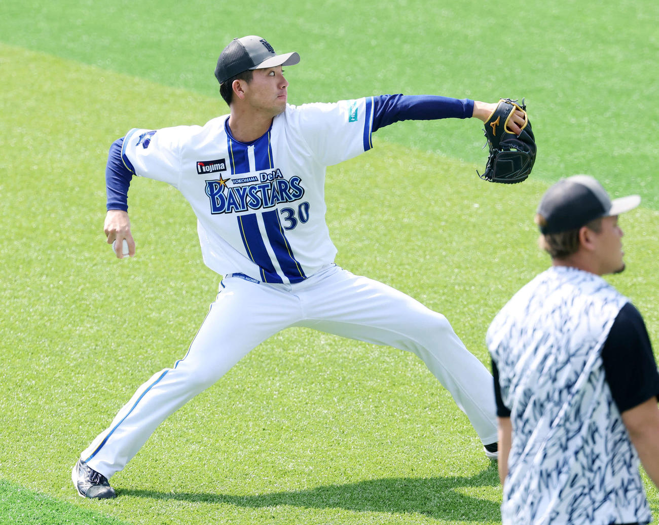 キャッチボールするDeNA篠木（撮影・鈴木正人）　