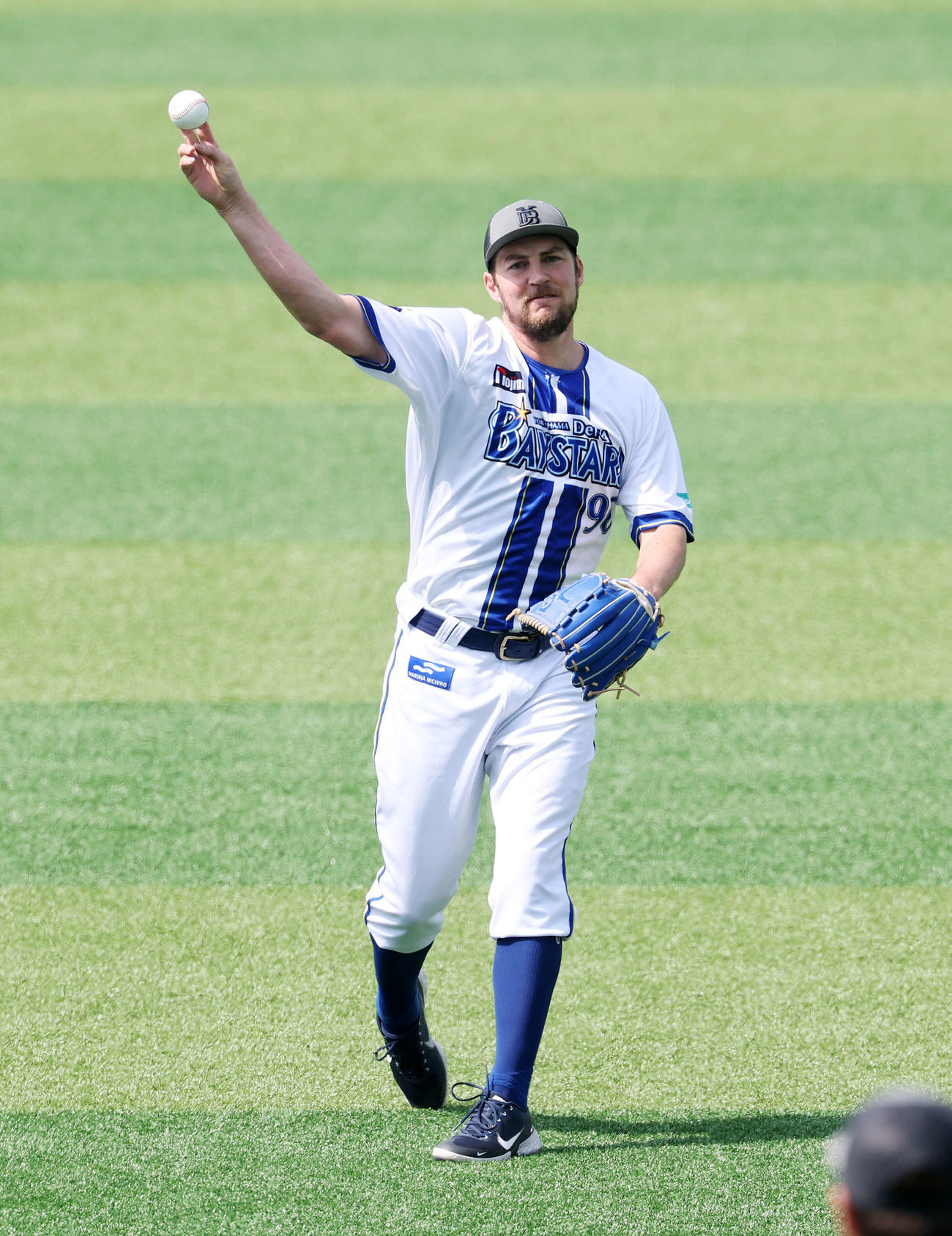キャッチボールするDeNAバウアー（撮影・鈴木正人）　