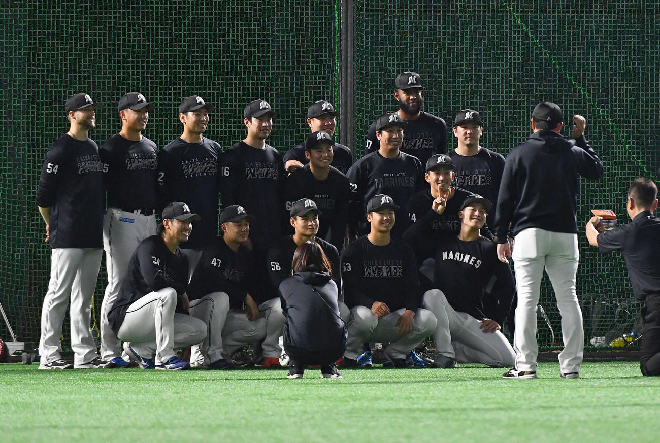 集合写真を撮影するロッテ投手陣（撮影・岩下翔太）