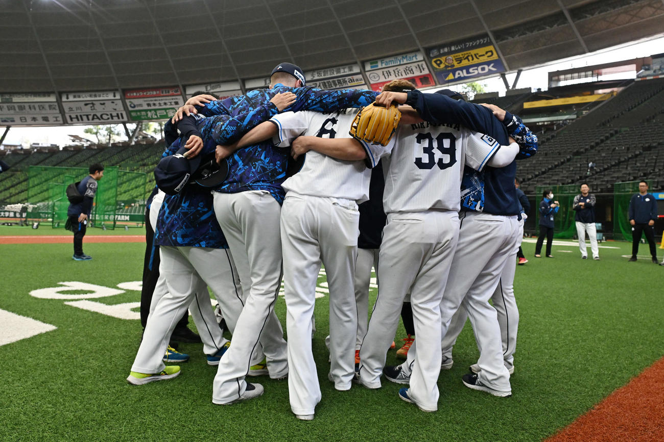 練習前に円陣を組む西武の野手の選手たち（撮影・滝沢徹郎）