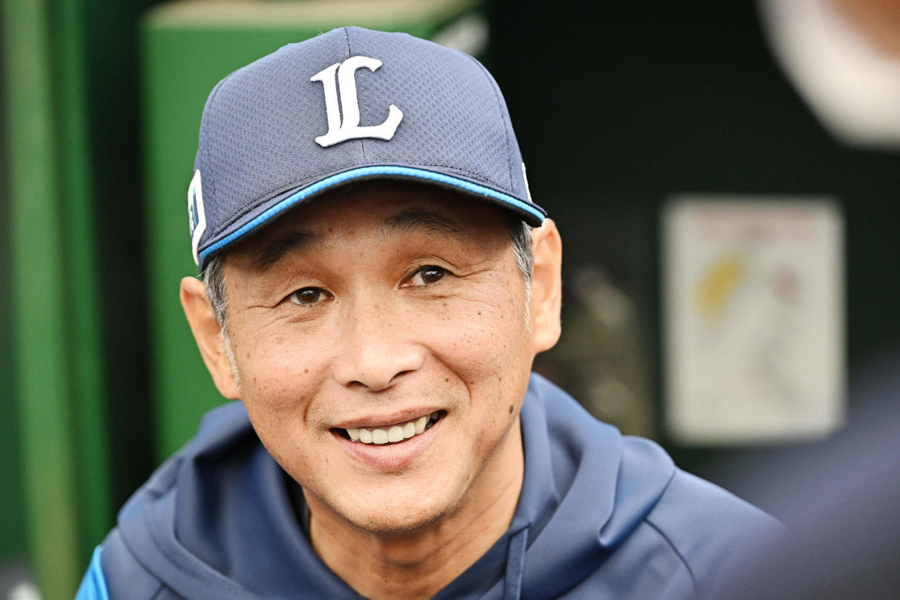 練習を終え取材に応じる西武西口監督（撮影・滝沢徹郎）
