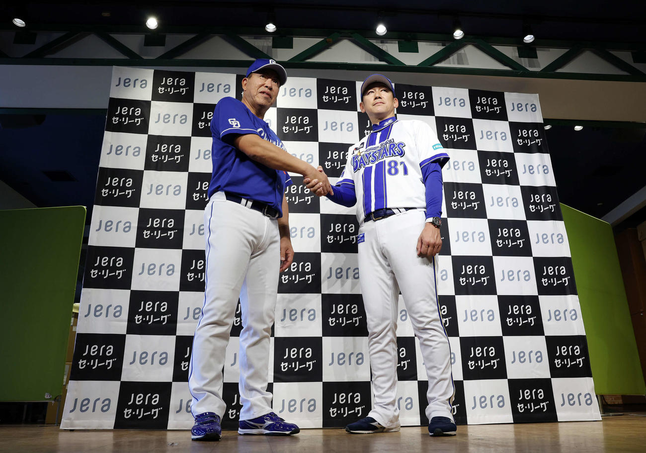 開幕前日会見で握手する中日井上監督（左）とDeNA三浦監督（撮影・鈴木正人）　