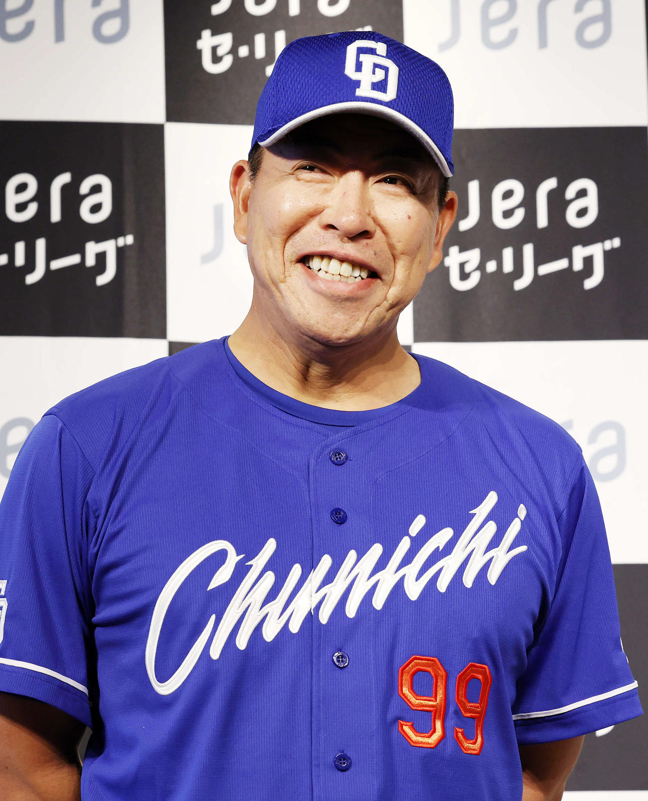 開幕前日会見で報道陣の質問に答える中日井上監督（撮影・鈴木正人）　
