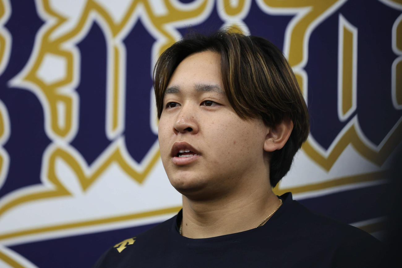 開幕を前日に控え、オリックスの開幕投手宮城は会見で心境を語る（撮影・西尾就之）